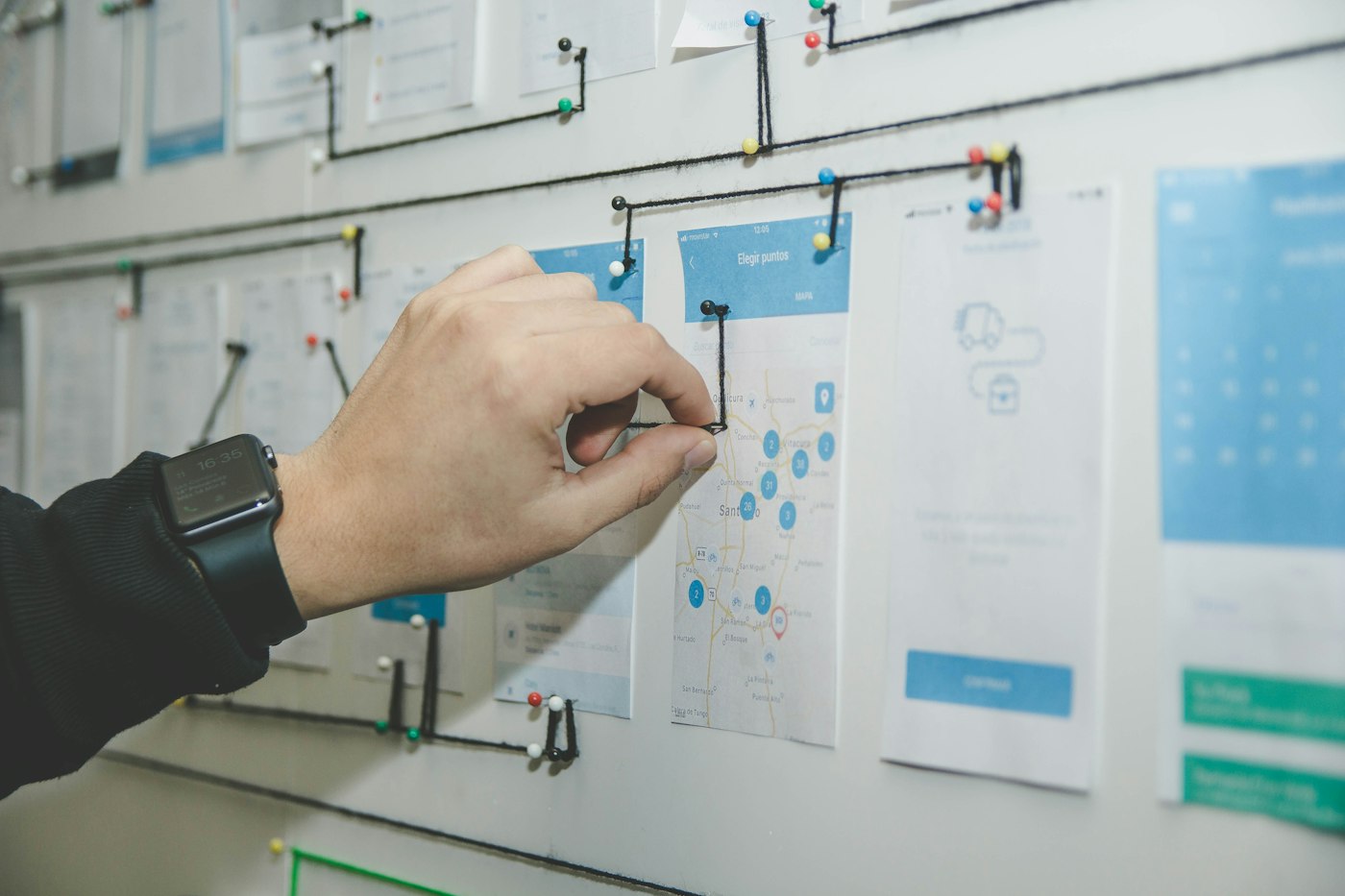 Strategie-Roadmap mit Haftnotizen an einer Wand skizziert