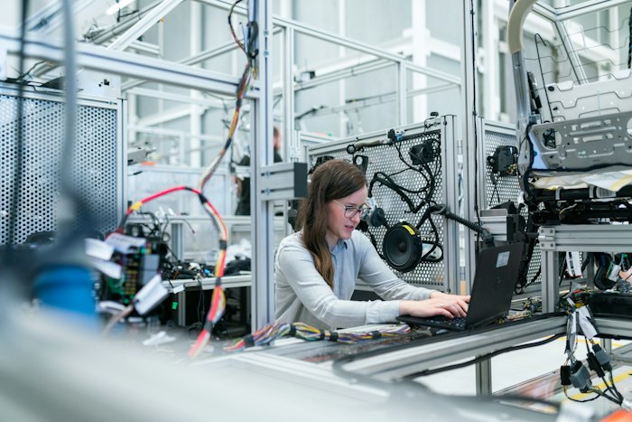 Ingenieurin arbeitet an automatisierten Fertigungsanlagen